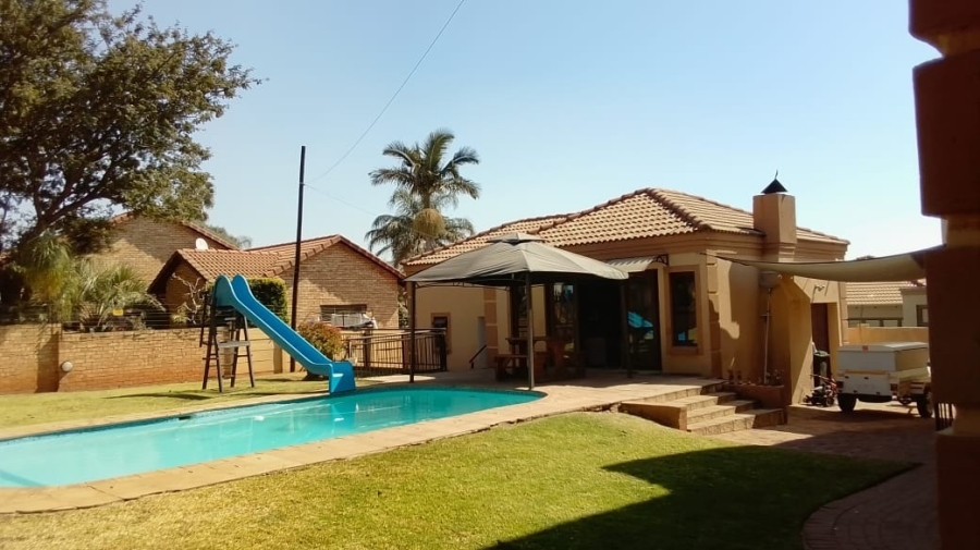 To Let 4 Bedroom Property for Rent in Safari Gardens North West